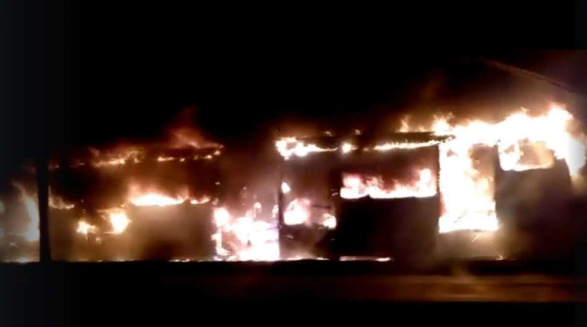 Articulado do BRT TransOeste pega fogo próximo à estação Pingo DAgua