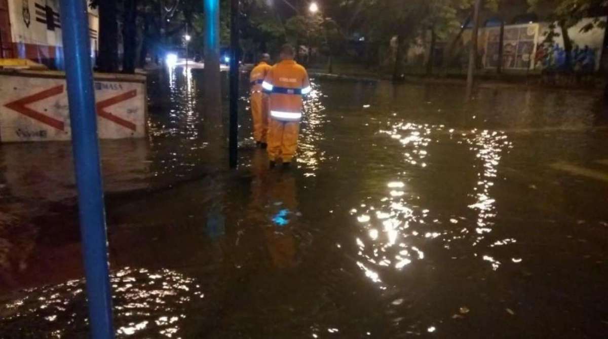 Equipes da Prefeitura tentam escoar água de vias da Zona Sul