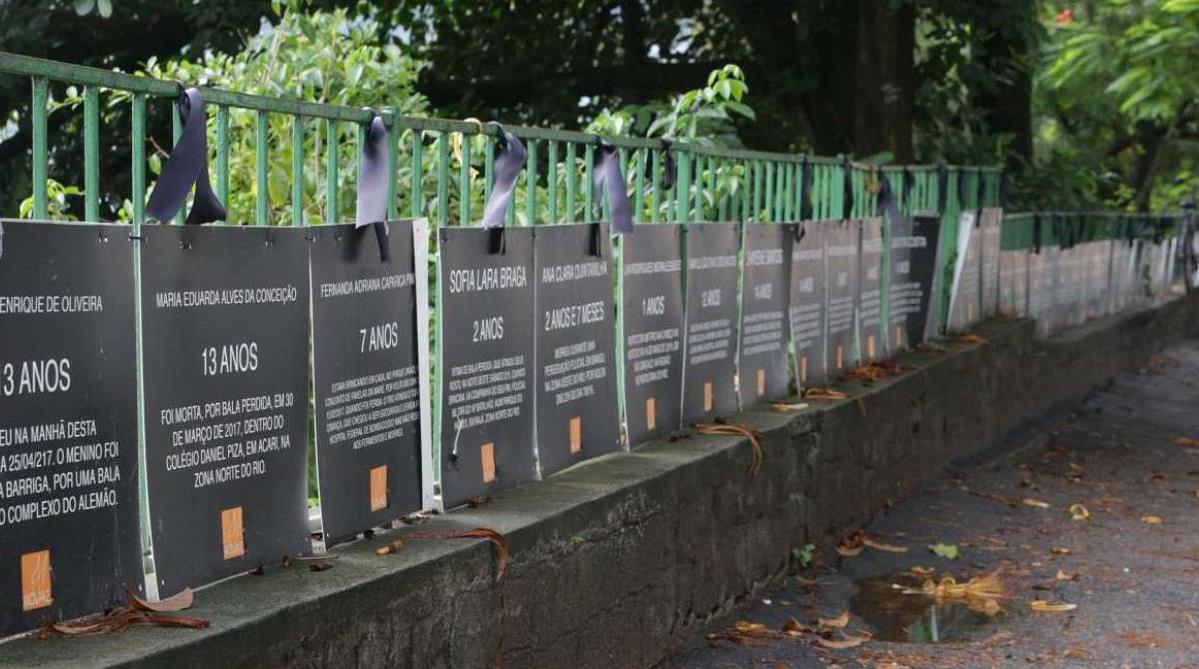 Rio de Paz presta homenagem com rosas e fitas pretas aos policiais mortos esse ano no Rio de Janeiro, na Curva do Calombo na Lagoa Rodrigo de Freitas, zona sul. Foto: Daniel Castelo Branco