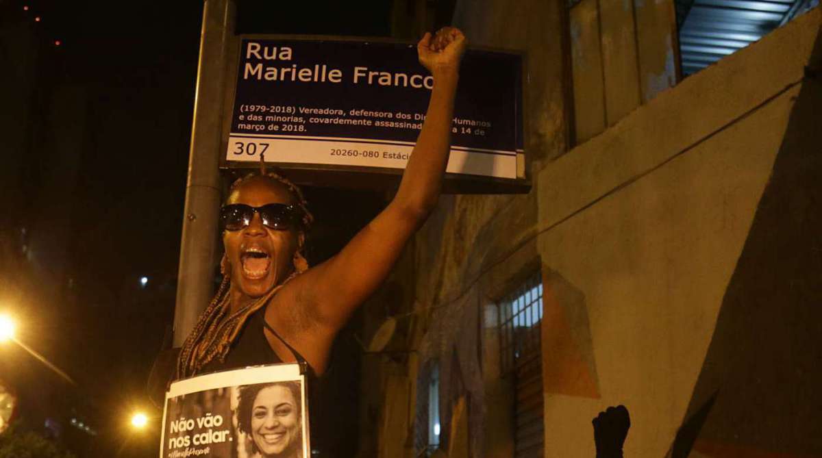 Casa das Pretas, foi último local onde Marielle Franco esteve antes de ser morta, na última quarta (14), realizou hoje (22) um protesto ao assassinato da vereadora. A Casa das Pretas fica na Rua dos Inválidos, 122, na Lapa. Na foto as Panteras Negras prestaram homenagem a Marielle e colocam "mudam" o nome da Rua dos Inválidos para o nome de Marielle Franco. Foto: Daniel Castelo Branco / Agência O Dia