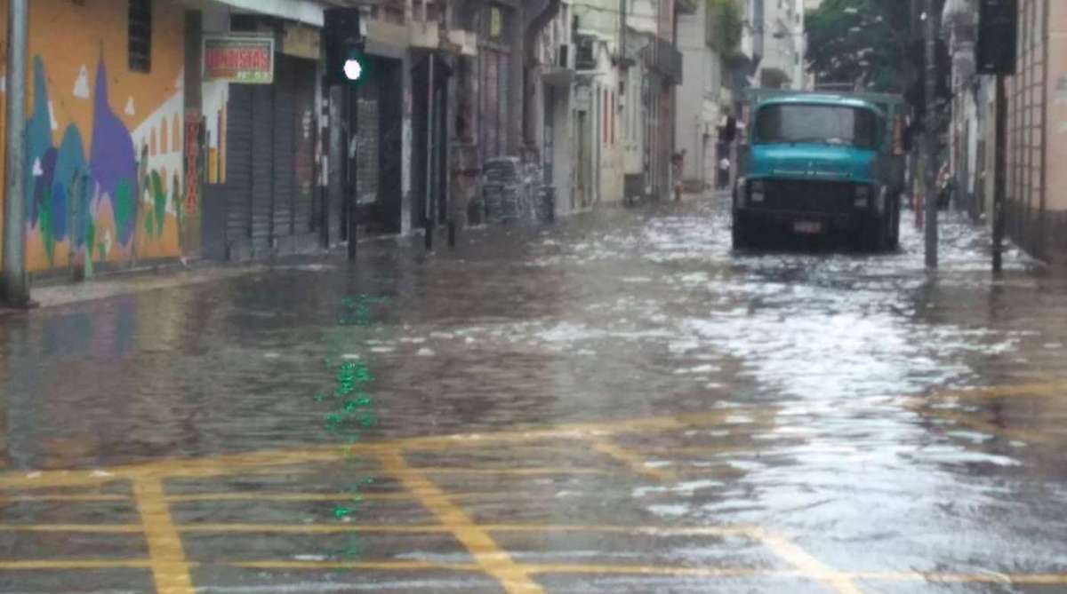 Esquina das ruas do Rezende com Mem de Sá, na Lapa