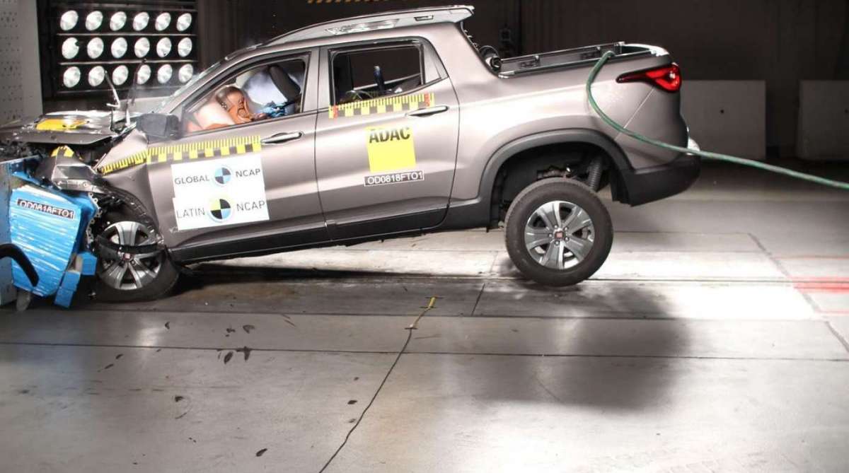 Em teste de colisão frontal, modelo é arremessado contra barreira
a 64 km/h - Divulgação