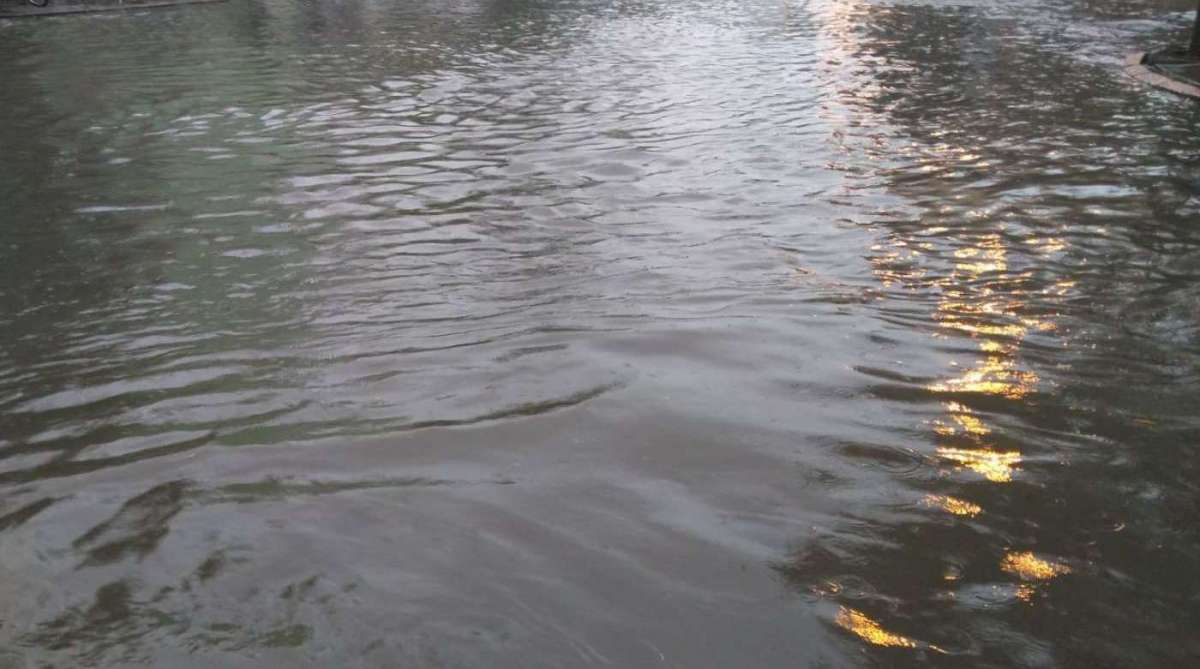 Rua do Catete ficou alagada em frente à 9ª DP