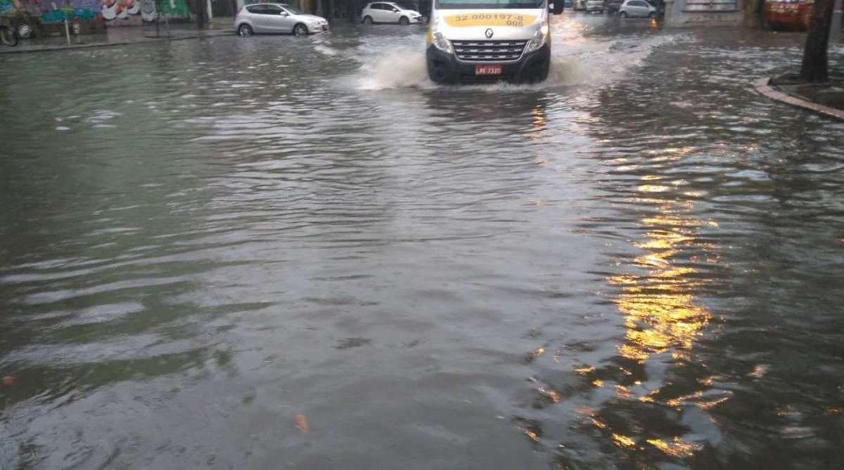 Rua do Catete ficou alagada em frente à 9ª DP
