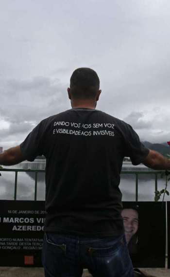 Integrantes da Rio de Paz colocaram flores vermelhas e cartazes pretos com fotos e nomes dos policiais assassinados este ano na ciclovia da Lagoa Rodrigo de Freitas. Objetivo era homenagear e alertar para o problema