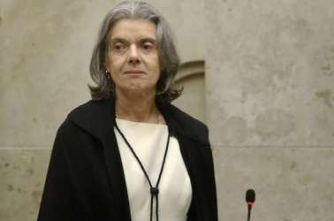 Cármen Lúcia envia à PGR notícia-crime contra Bolsonaro por live sobre urna