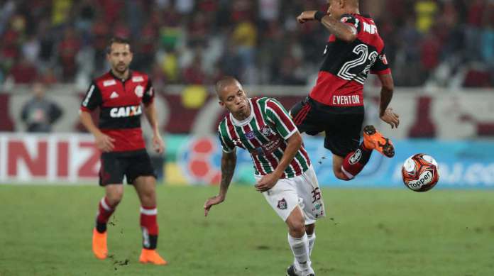 O 'Kuririn' Marcos Junior disputa a jogada com Everton, que marcou o gol de empate do Flamengo