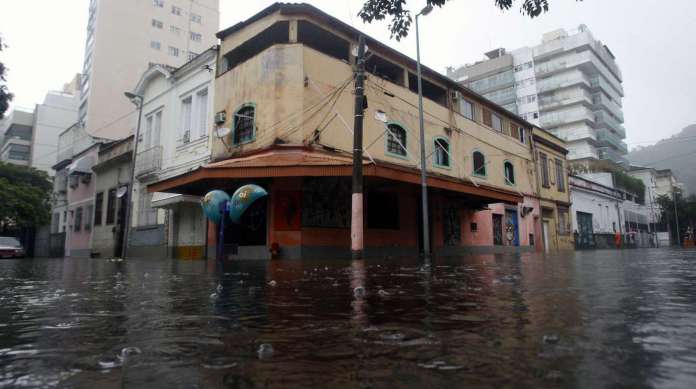 Esquina da Pra�a Mauro Duarte com Rua S�o Manoel, em Botafogo, ficou alagada na chuvarada de ontem
