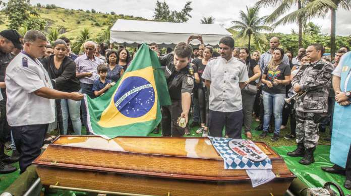 O sargento Mauricio Chagas Barros foi sepultado no Cemit�rio Jardim da Saudade, em Sulacap