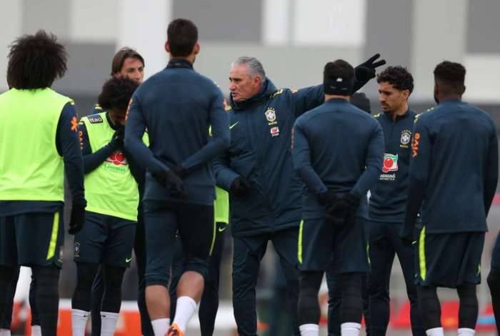 Tite orienta os jogadores no �ltimo treino antes do amistoso do Brasil