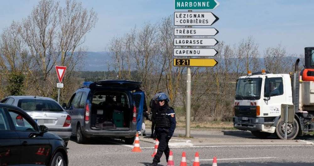 Forças de segurança fecharam acesso à cidade de Trèbes, no sul da França, onde um homem fez reféns em supermercado.