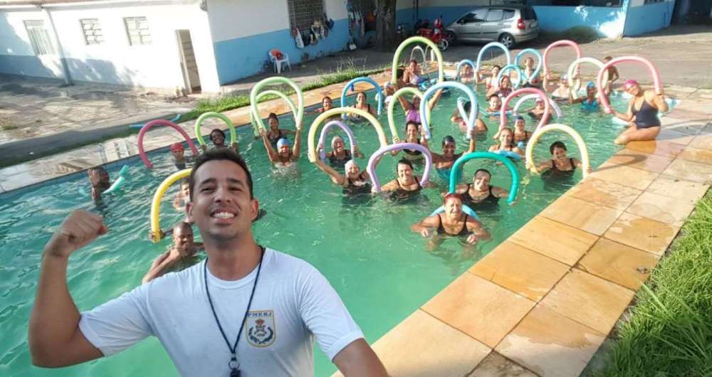 Na comunidade do Batan, onde a Unidade de Pol�cia Pacificadora pode acabar, al�m de aulas de jud� e outras atividades para as crian�as, os PMs oferecem hidrogin�stica para idosos em uma piscina ao lado da UPP