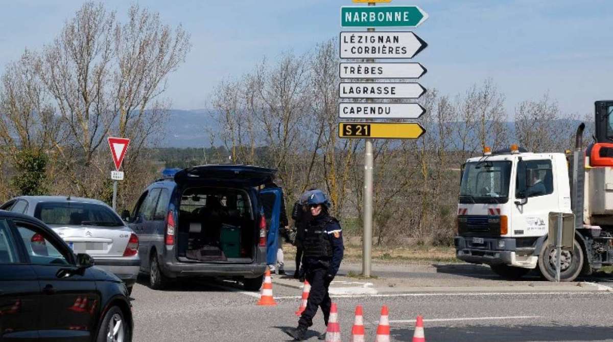For&ccedil;as de seguran&ccedil;a fecharam acesso &agrave; cidade de Tr&egrave;bes, no sul da Fran&ccedil;a, onde um homem fez ref&eacute;ns em supermercado. - AFP