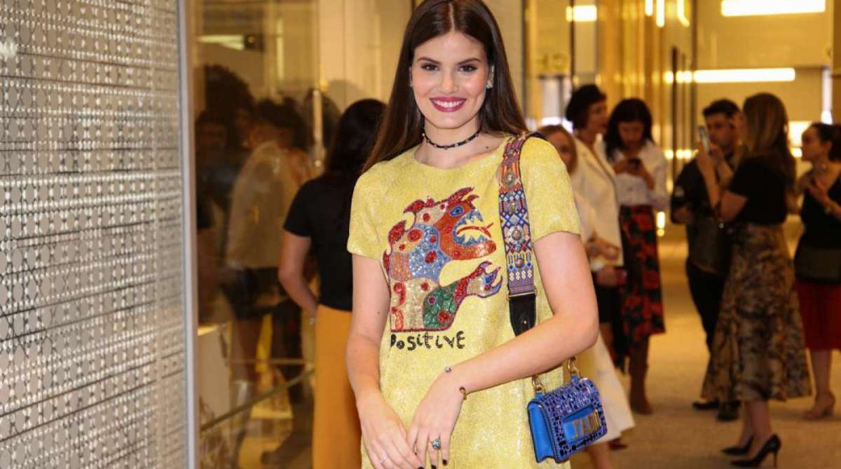 Camila Queiroz usa botas avaliadas em R$ 5.400 em evento em São Paulo