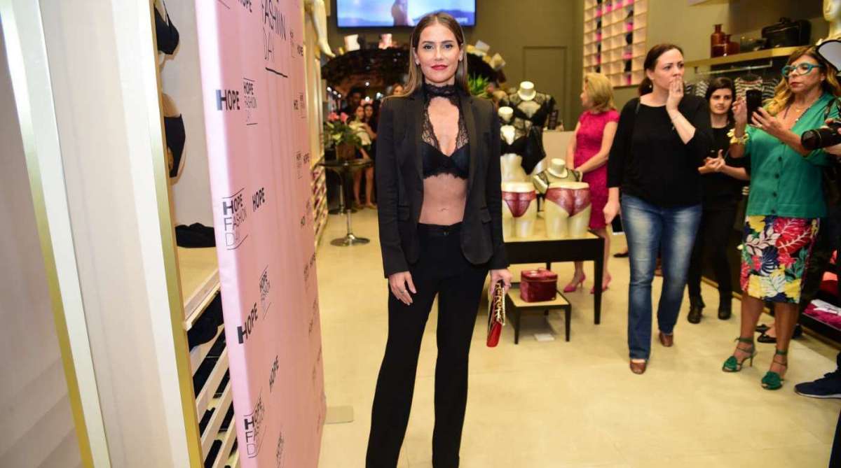 Deborah Secco exibe boa forma em evento
