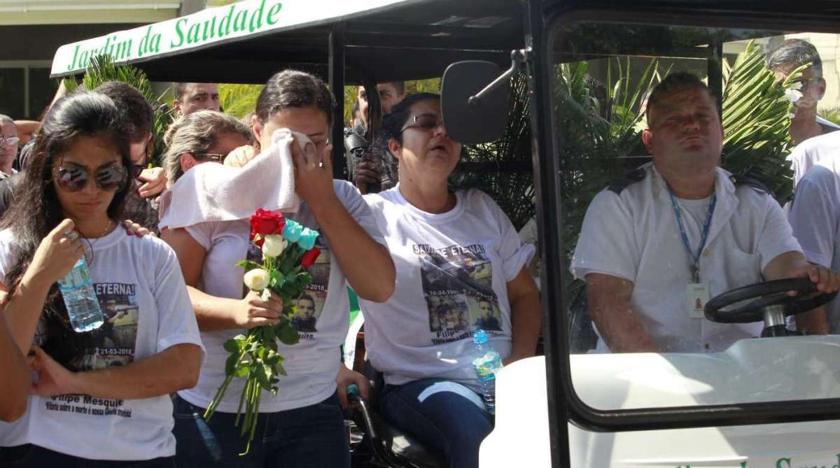 Foi enterrado na tarde desta sexta-feira, no cemitério Jardim da Saudade, em Sulacap, Zona Oeste do Rio, o soldado Filipe Santos de Mesquita, de 28 anos, baleado na comunidade da Rocinha, na Zona Sul da cidade, na noite da última quarta