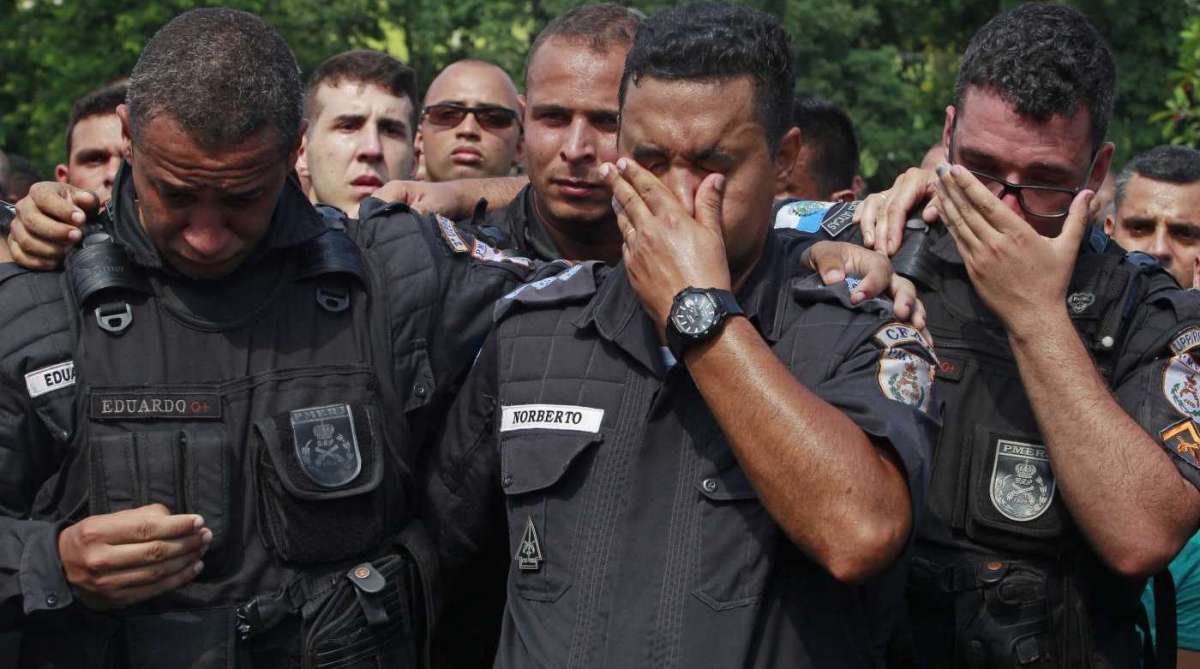 Foi enterrado na tarde desta sexta-feira, no cemitério Jardim da Saudade, em Sulacap, Zona Oeste do Rio, o soldado Filipe Santos de Mesquita, de 28 anos, baleado na comunidade da Rocinha, na Zona Sul da cidade, na noite da última quarta