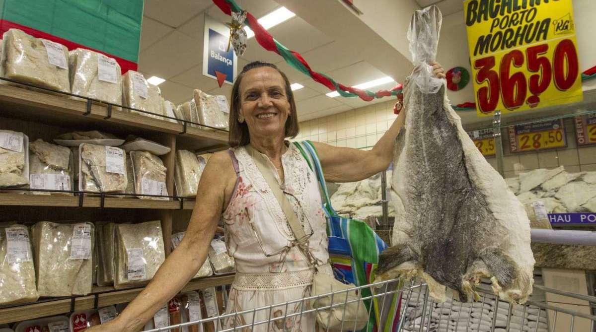 Procura por produtos para a semana Santa. Nelma Rodirgues, 70 anos aposentada. Rj, 23 de marco.