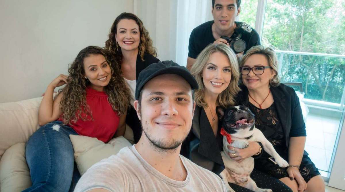 A apresentadoras Elaine, Monique, Mica e Ana. E os idealizadores Felipe (à frente) e Edu  - Divulgação