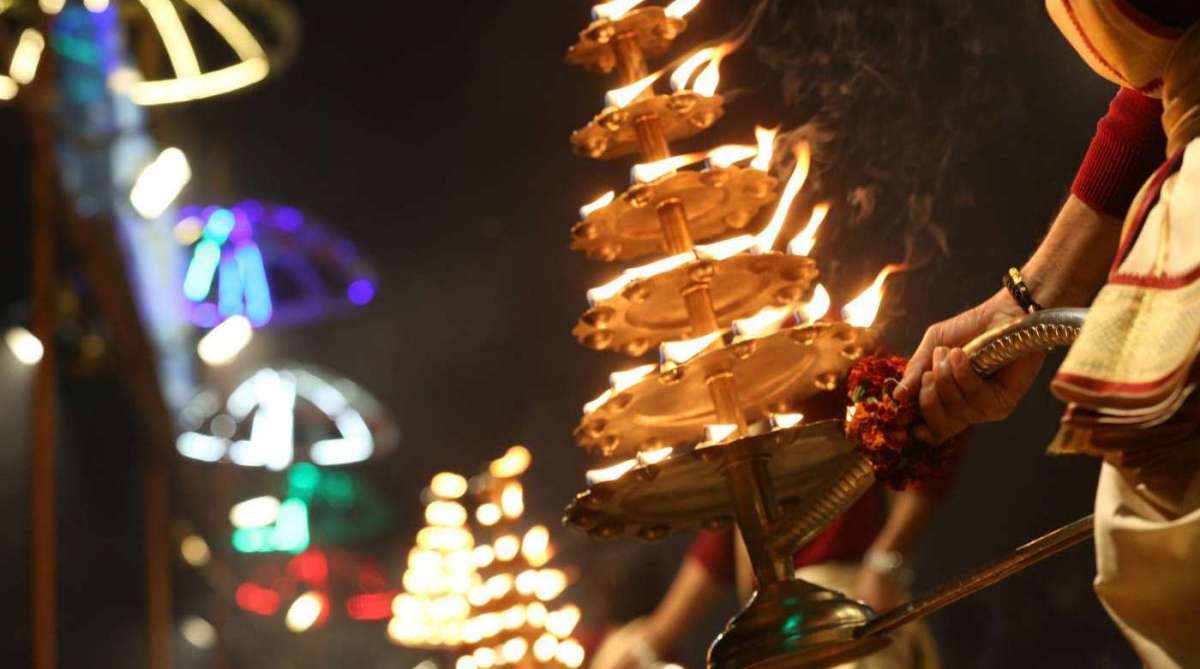 Varanasi,Índia, 25/01/2018 - Milhares de pessoas assistem o aarti , um importante ritual religioso Hindu de adoração, uma forma de puja (oferenda), no qual a luz de lamparinas (deepas) com pavios embebidos em ghee (manteiga purificada) ou a cânfora é oferecida as águas do Ganges para mãe Ganga, nome pelo qual é chamado o Rio Ganges que os hindus consideram uma divindade.(a Deusa Ganga). Foto de Maíra Coelho / Divulgação Cidade, Meio, Ambiente, Água, Sustentabilidade, Prem Baba, fé,