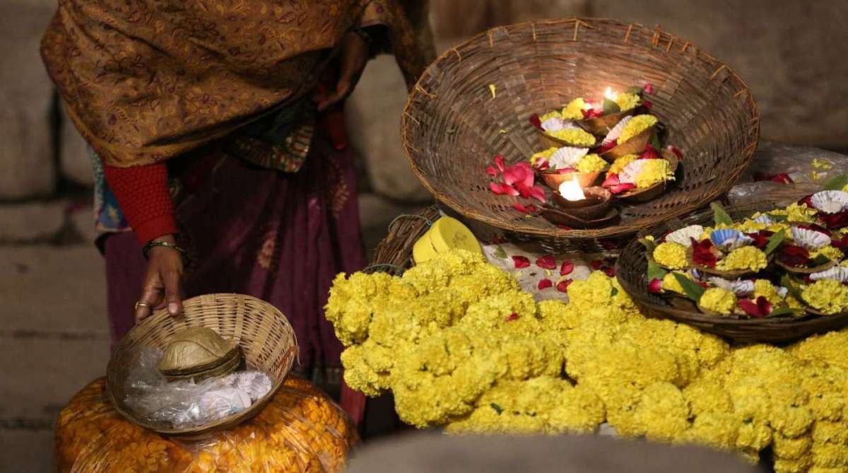 Varanasi,Índia, 25/01/2018 - Milhares de pessoas assistem o aarti , um importante ritual religioso Hindu de adoração, uma forma de puja (oferenda), no qual a luz de lamparinas (deepas) com pavios embebidos em ghee (manteiga purificada) ou a cânfora é oferecida as águas do Ganges para mãe Ganga, nome pelo qual é chamado o Rio Ganges que os hindus consideram uma divindade.(a Deusa Ganga). Foto de Maíra Coelho / Divulgação Cidade, Meio, Ambiente, Água, Sustentabilidade, Prem Baba, fé,