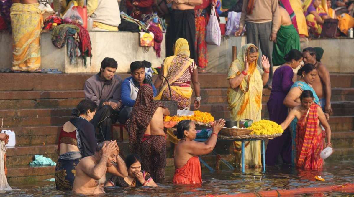 Varanasi,Índia, 25/01/2018 - Milhares de pessoas assistem o aarti , um importante ritual religioso Hindu de adoração, uma forma de puja (oferenda), no qual a luz de lamparinas (deepas) com pavios embebidos em ghee (manteiga purificada) ou a cânfora é oferecida as águas do Ganges para mãe Ganga, nome pelo qual é chamado o Rio Ganges que os hindus consideram uma divindade.(a Deusa Ganga). Foto de Maíra Coelho / Divulgação Cidade, Meio, Ambiente, Água, Sustentabilidade, Prem Baba, fé,