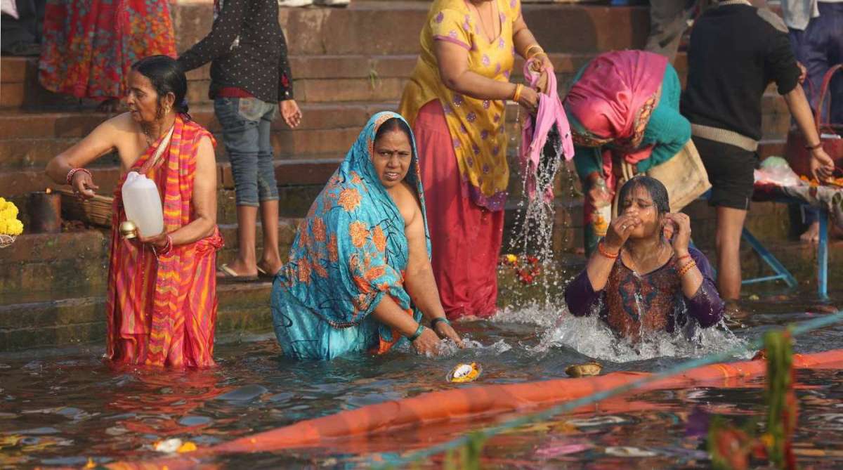 Varanasi,Índia, 25/01/2018 - Milhares de pessoas assistem o aarti , um importante ritual religioso Hindu de adoração, uma forma de puja (oferenda), no qual a luz de lamparinas (deepas) com pavios embebidos em ghee (manteiga purificada) ou a cânfora é oferecida as águas do Ganges para mãe Ganga, nome pelo qual é chamado o Rio Ganges que os hindus consideram uma divindade.(a Deusa Ganga). Foto de Maíra Coelho / Divulgação Cidade, Meio, Ambiente, Água, Sustentabilidade, Prem Baba, fé,