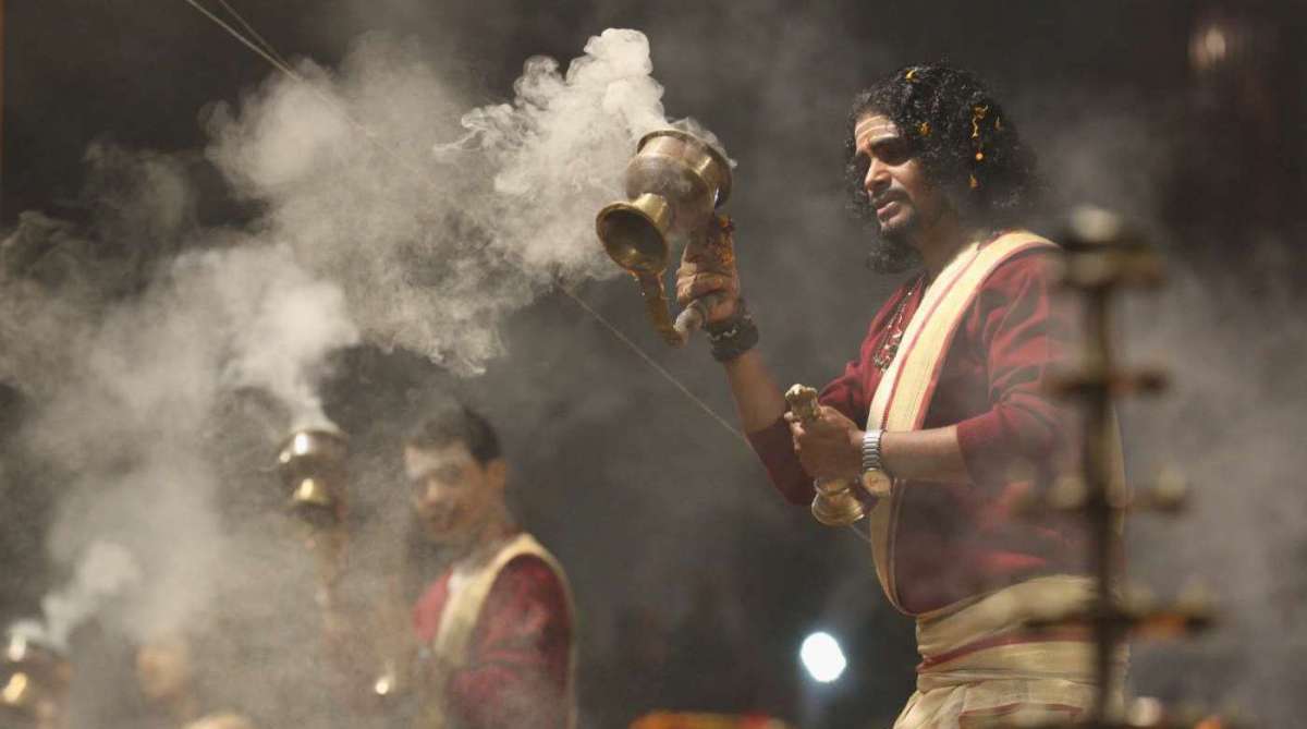 Varanasi,Índia, 25/01/2018 - Milhares de pessoas assistem o aarti , um importante ritual religioso Hindu de adoração, uma forma de puja (oferenda), no qual a luz de lamparinas (deepas) com pavios embebidos em ghee (manteiga purificada) ou a cânfora é oferecida as águas do Ganges para mãe Ganga, nome pelo qual é chamado o Rio Ganges que os hindus consideram uma divindade.(a Deusa Ganga). Foto de Maíra Coelho / Divulgação