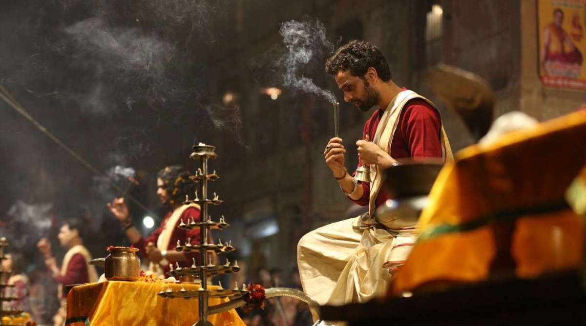 Varanasi,Índia, 25/01/2018 - Milhares de pessoas assistem o aarti , um importante ritual religioso Hindu de adoração, uma forma de puja (oferenda), no qual a luz de lamparinas (deepas) com pavios embebidos em ghee (manteiga purificada) ou a cânfora é oferecida as águas do Ganges para mãe Ganga, nome pelo qual é chamado o Rio Ganges que os hindus consideram uma divindade.(a Deusa Ganga). Foto de Maíra Coelho / Divulgação