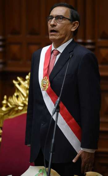 Novo presidente do Peru, Martin Vizcarra, canta o hino nacional depois de fazer juramento em cerim�nia no Congresso, em Lima.