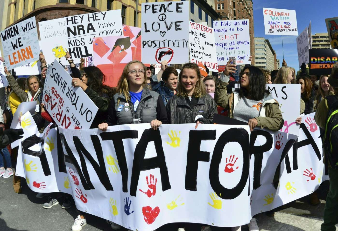 As marchas foram convocadas e organizadas por jovens estudantes, cansados dos constantes ataques a tiros e massacres em escolas com armas de fogo, que deixam cerca de 30 mil mortos a cada ano no pa�s