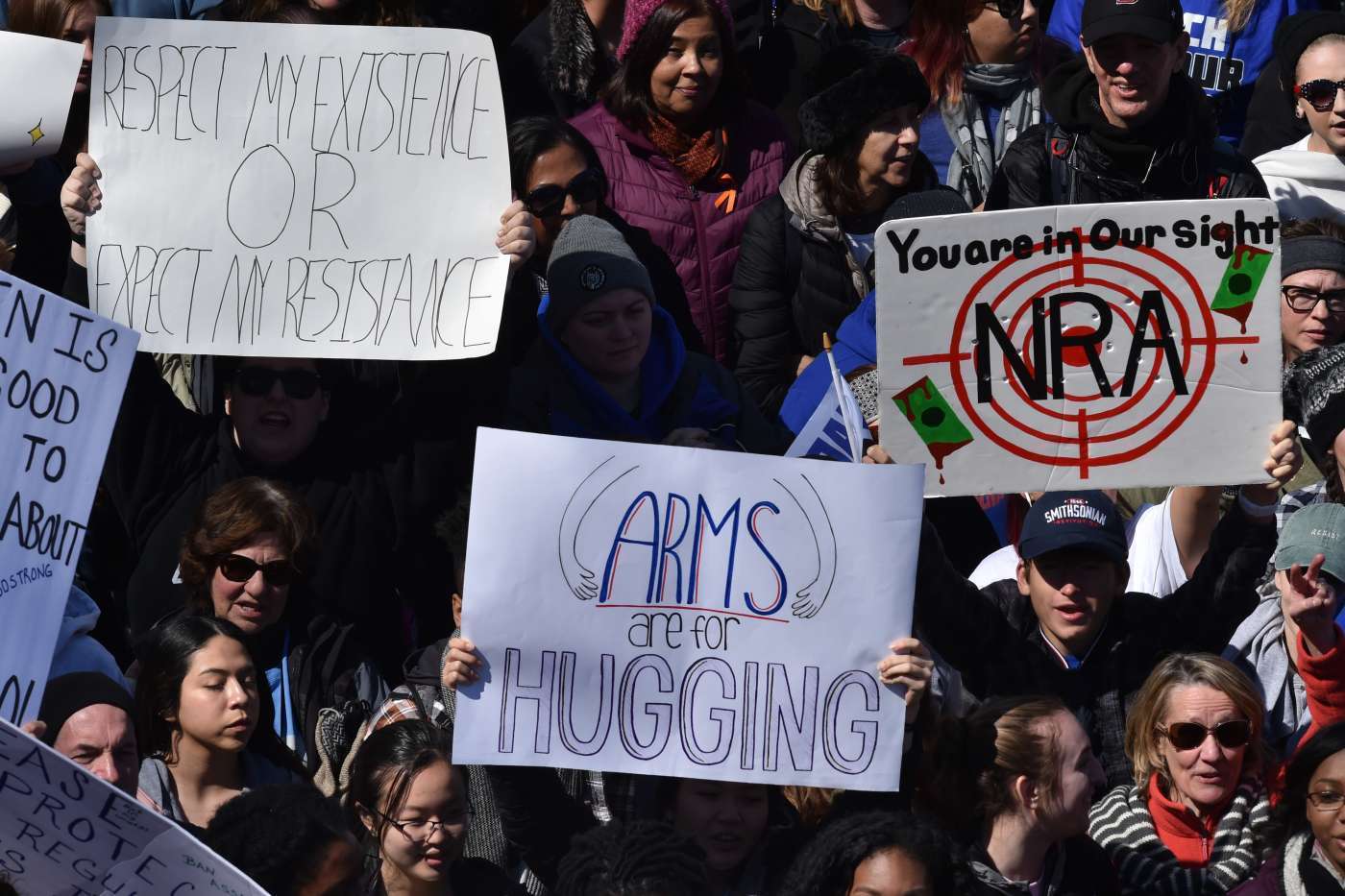 As marchas foram convocadas e organizadas por jovens estudantes, cansados dos constantes ataques a tiros e massacres em escolas com armas de fogo, que deixam cerca de 30 mil mortos a cada ano no pa�s