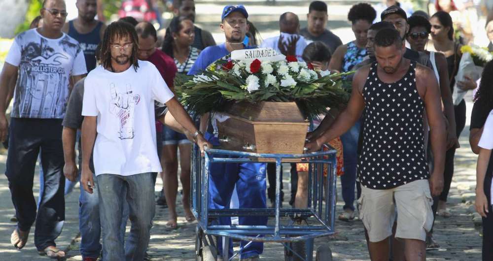 Amigos e familiares se despedem de Marechal no Cemitério do Caju