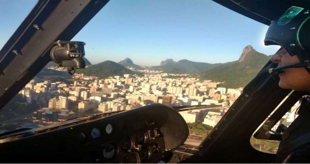 Helicóptero do Grupamento Aeromóvel da Polícia Militar (GAM) sobrevoa a comunidade da Rocinha neste sábado