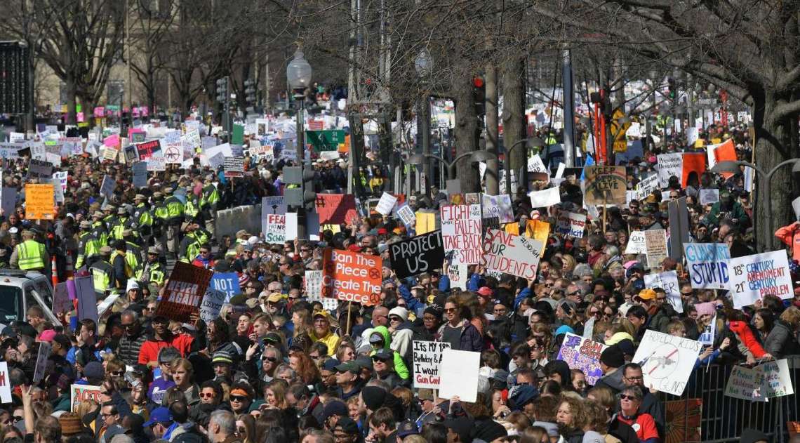 As marchas foram convocadas e organizadas por jovens estudantes, cansados dos constantes ataques a tiros e massacres em escolas com armas de fogo, que deixam cerca de 30 mil mortos a cada ano no pa�s