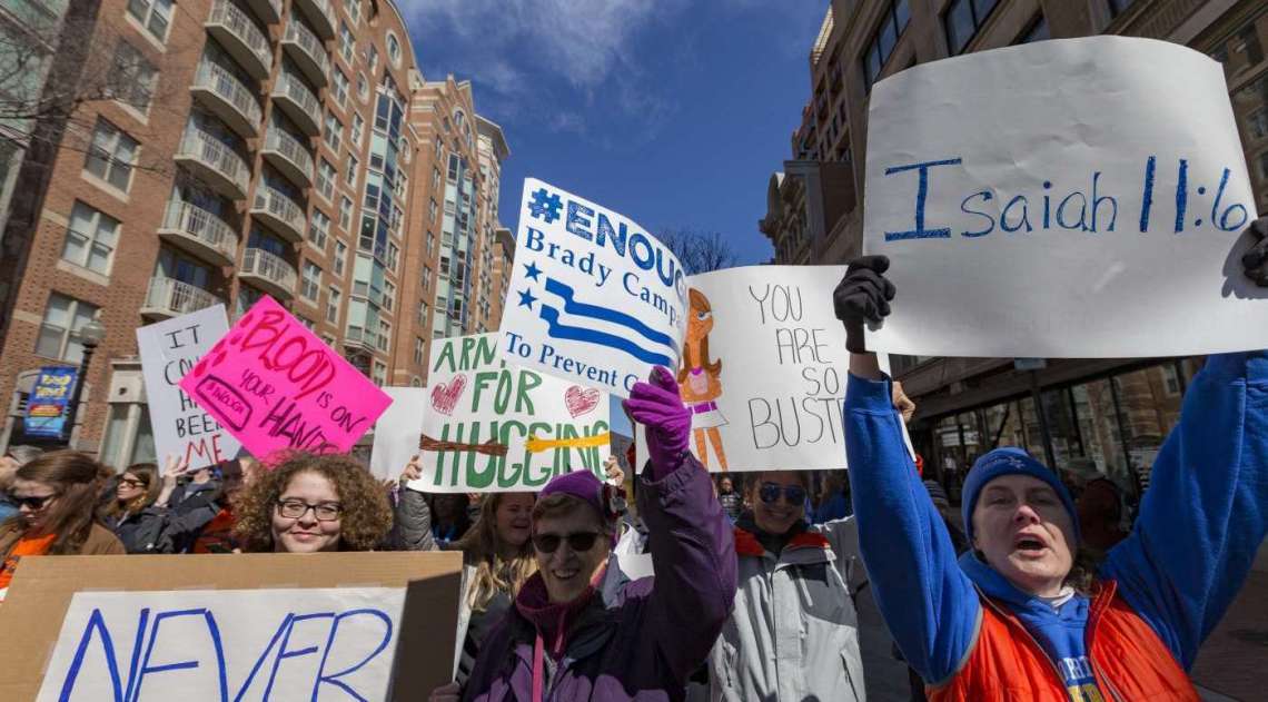 As marchas foram convocadas e organizadas por jovens estudantes, cansados dos constantes ataques a tiros e massacres em escolas com armas de fogo, que deixam cerca de 30 mil mortos a cada ano no pa�s