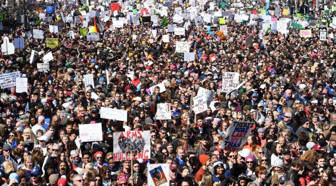 As marchas foram convocadas e organizadas por jovens estudantes, cansados dos constantes ataques a tiros e massacres em escolas com armas de fogo, que deixam cerca de 30 mil mortos a cada ano no pa�s