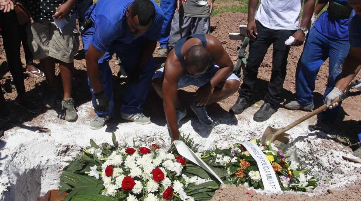 2018-03-24 - Pol&iacute;cia Militar homenageia com uma coroa de flores Ant&ocirc;nio Ferreira da Silva, de 70 anos, o Marechal,  morto na &uacute;ltima quarta-feira durante uma troca de tiros entre PMs e bandidos na Rocinha, na Zona Sul do Rio. Familiares comparecem ao Cemit&eacute;rio do Caju para as ultimas homenagens. Foto de Ma&iacute;ra Coelho / Ag&ecirc;ncia O Dia - Pol&iacute;cia,  Fuzil, Crime, Seguran&ccedil;a, Tr&aacute;fico,Drogas, Comando, Inocente, Militar