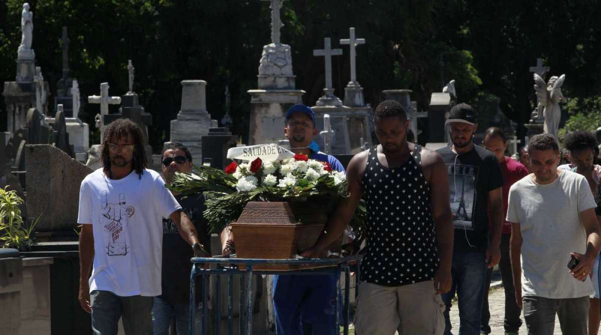 2018-03-24 - Pol&iacute;cia Militar homenageia com uma coroa de flores Ant&ocirc;nio Ferreira da Silva, de 70 anos, o Marechal,  morto na &uacute;ltima quarta-feira durante uma troca de tiros entre PMs e bandidos na Rocinha, na Zona Sul do Rio. Familiares comparecem ao Cemit&eacute;rio do Caju para as ultimas homenagens. Foto de Ma&iacute;ra Coelho / Ag&ecirc;ncia O Dia - Pol&iacute;cia,  Fuzil, Crime, Seguran&ccedil;a, Tr&aacute;fico,Drogas, Comando, Inocente, Militar