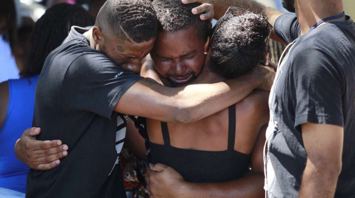 2018-03-24 - Pol&iacute;cia Militar homenageia com uma coroa de flores Ant&ocirc;nio Ferreira da Silva, de 70 anos, o Marechal,  morto na &uacute;ltima quarta-feira durante uma troca de tiros entre PMs e bandidos na Rocinha, na Zona Sul do Rio. Familiares comparecem ao Cemit&eacute;rio do Caju para as ultimas homenagens. Foto de Ma&iacute;ra Coelho / Ag&ecirc;ncia O Dia - Pol&iacute;cia,  Fuzil, Crime, Seguran&ccedil;a, Tr&aacute;fico,Drogas, Comando, Inocente, Militar