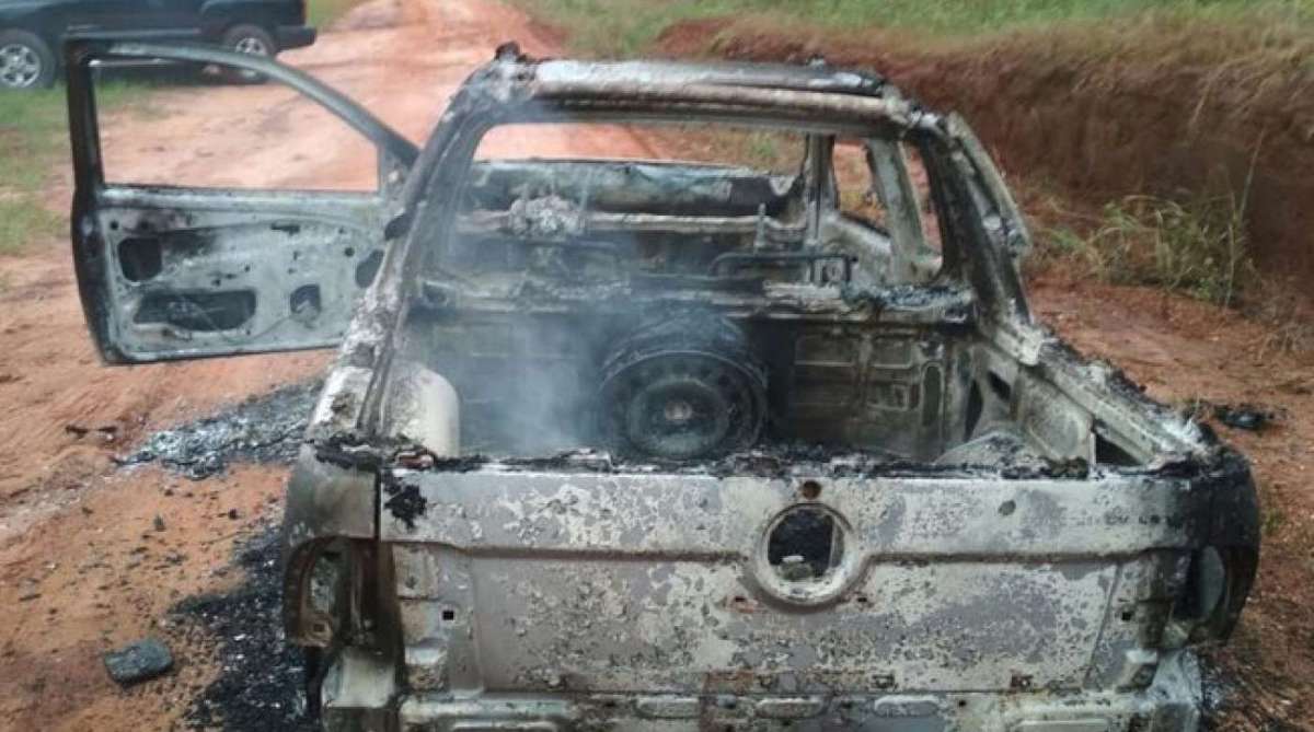 Veículo incendiado encontrado em estrada rural