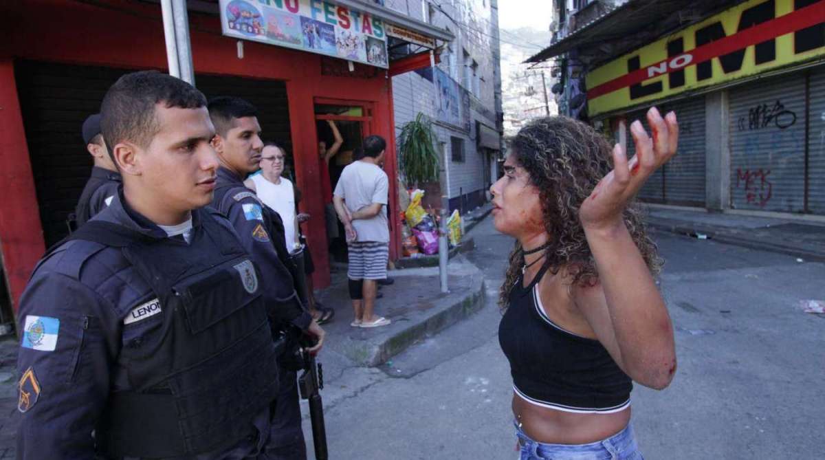 Movimenta&ccedil;&atilde;o policial ap&oacute;s intenso tiroteio deixar mortos na Rocinha, zona sul do Rio de Janeiro (RJ), neste s&aacute;bado (24). 24/03/2018 - Foto: JOSE LUCENA / FUTURA PRESS / FUTURA PRESS / ESTAD&Atilde;O CONTE&Uacute;DO