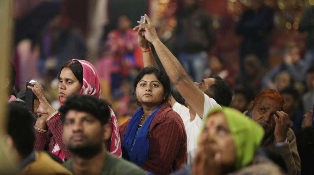 Atualmente, milhares de pessoas viajam para Índia para conviver por até dois meses com o mestre espiritual brasileiro