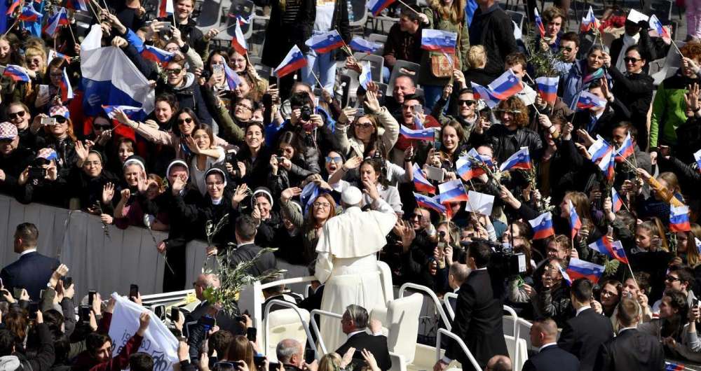 Francisco passeia entre os fi�is no Vaticano no Domingo de Ramos