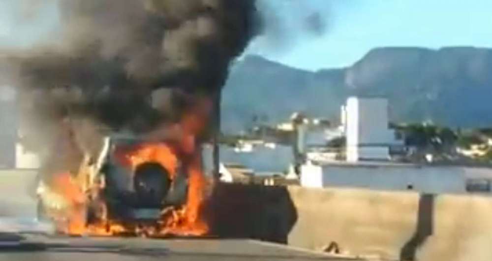 Inc�ndio em carro causa transtornos na Linha Vermelha