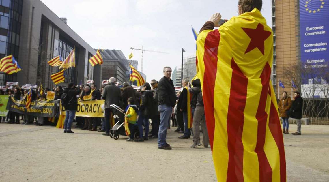 Manifestantes protestam contra a pris�o do ex-presidente regional Carles Puigdemont