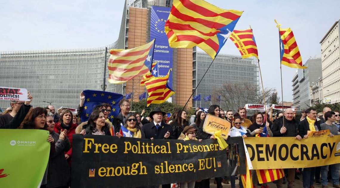 Manifestantes protestam contra a pris�o do ex-presidente regional Carles Puigdemont