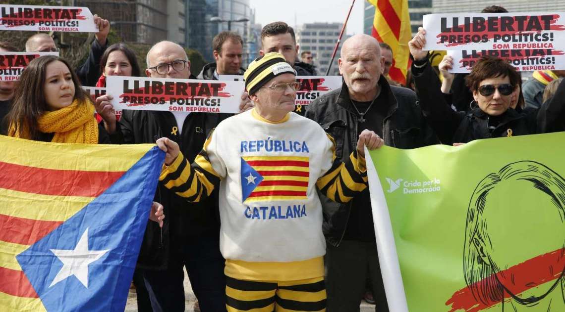 Manifestantes protestam contra a pris�o do ex-presidente regional Carles Puigdemont