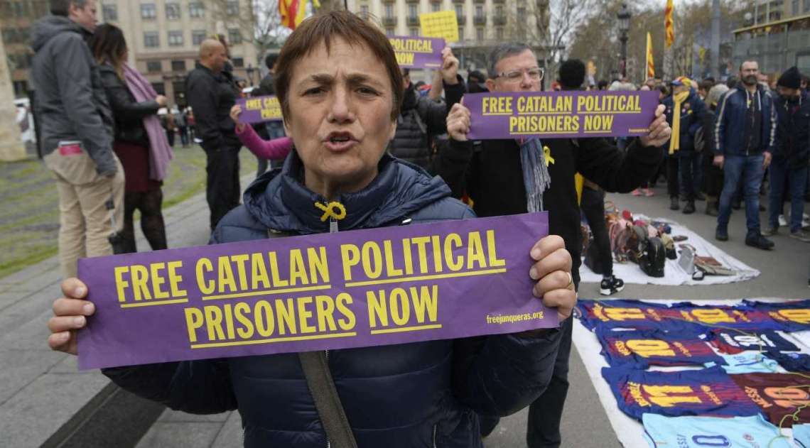 Manifestantes protestam contra a pris�o do ex-presidente regional Carles Puigdemont