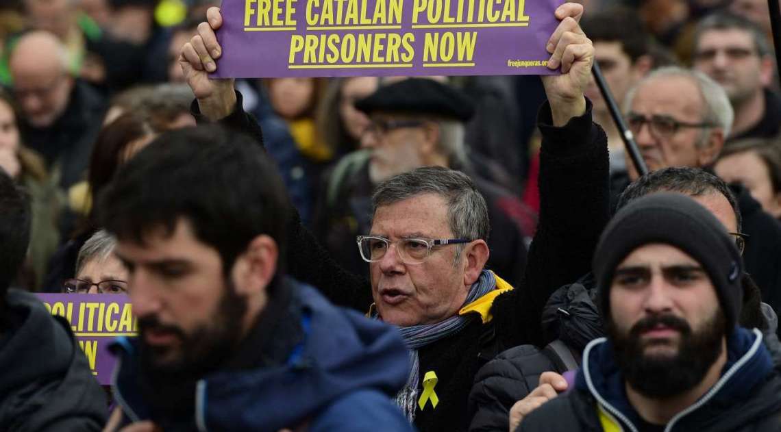 Manifestantes protestam contra a pris�o do ex-presidente regional Carles Puigdemont